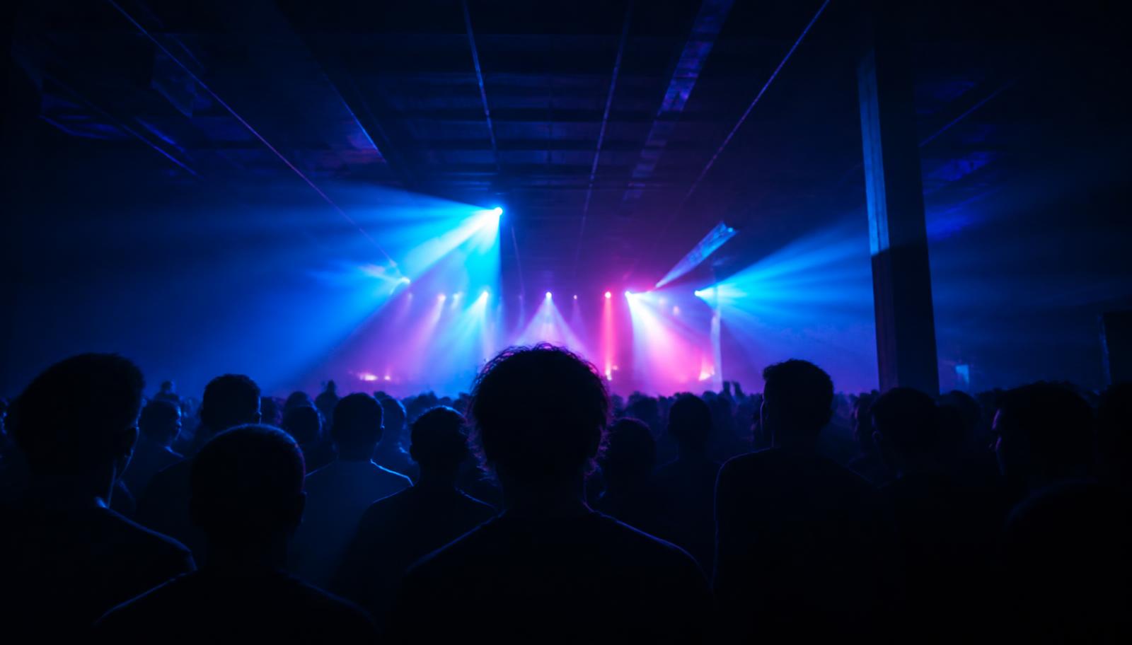 Pista de baile iluminada durante un evento producido por ROVI Producciones